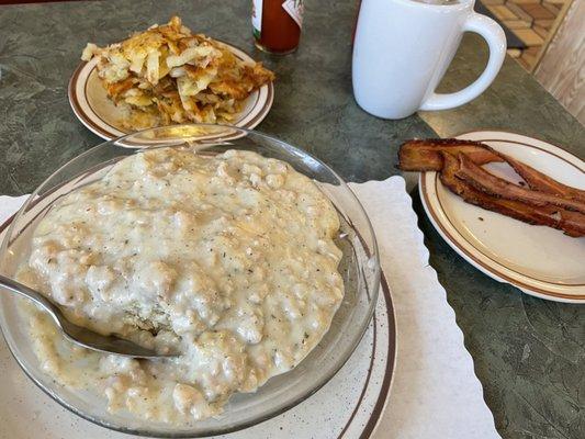 Biscuits and gravy, hash browns and bacon. Revisiting my photo, I'm appalled at how it defines "Blandness".