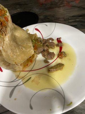 Mi burrito de asada estaba muy grasoso y me dijeron que así se cocina con mucha aceite