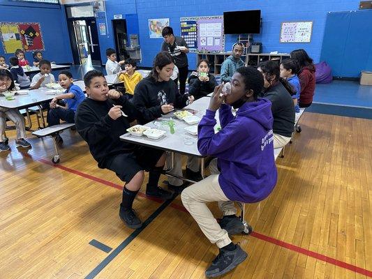 Club kids eating healthy