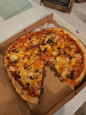 XL cheese pizza with chicken and mushrooms