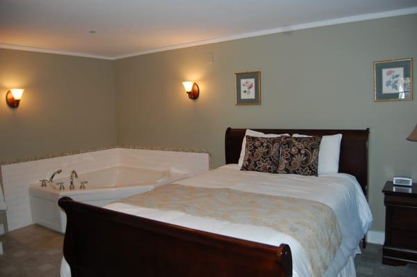 Deluxe Suite Bedroom with Jacuzzi tub