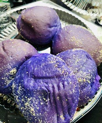 Ube pandesal.