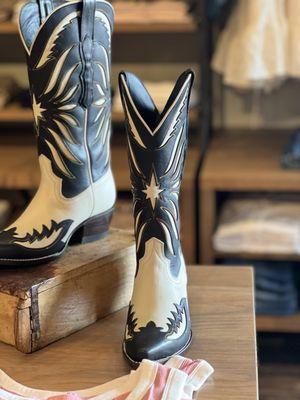 Authentic & stylish Texas cowboy boots