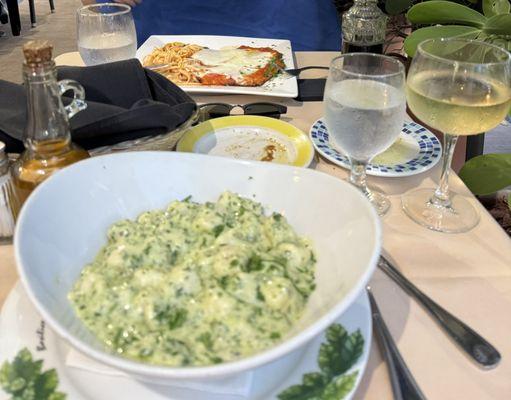 Tortellini al Pesto Pollo Parmigiana