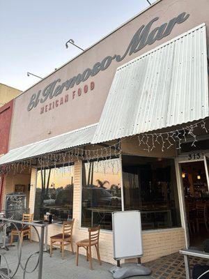 Front entrance to the restaurant