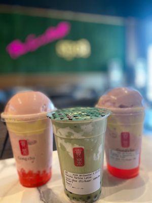 Matcha marble with pearls and strawberry smoothies with crème brûlée foam