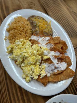 Chilaquiles con huevos revueltos