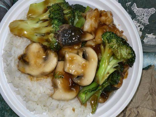 shrimp with broccoli and mushrooms