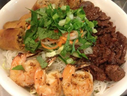 Vermicelli with grilled shrimps and grilled pork