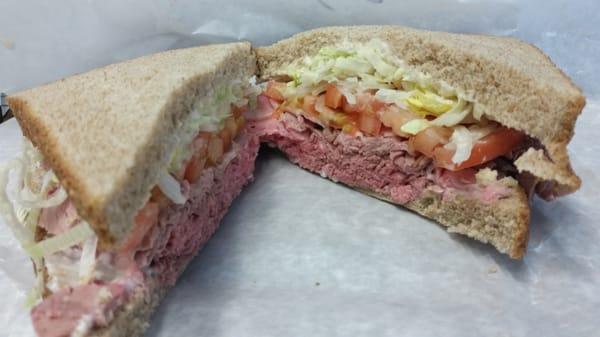 Roast beef on wheat w. horseradish mayo, lettuce, tomato, onion