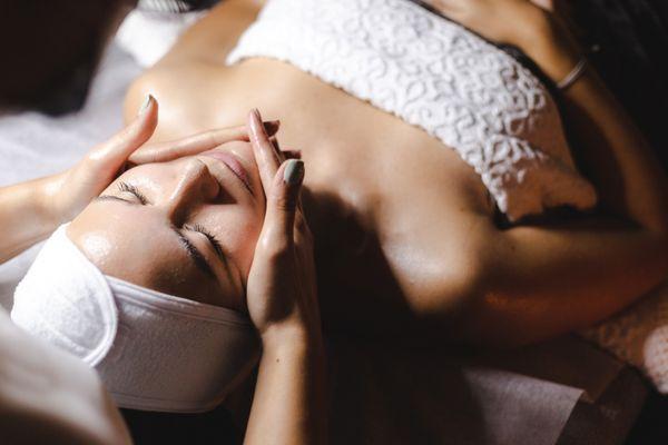 Relax & enjoy a customized facial. Offering Oxygeneo, Dermaplane facials & much more.