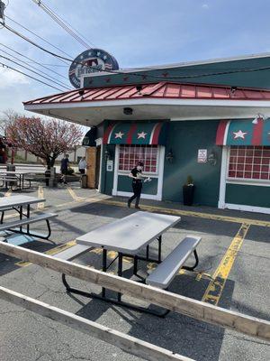 Front of restaurant is around the top right of building.