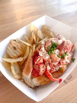 real mainah lobster roll