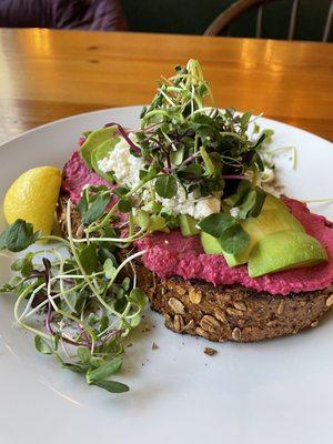 Avocado Toast in café