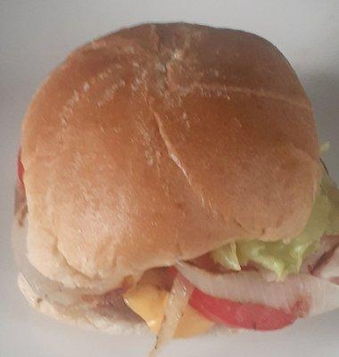 Betty's Cheeseburger With Lettuce, Tomatoes And Onions