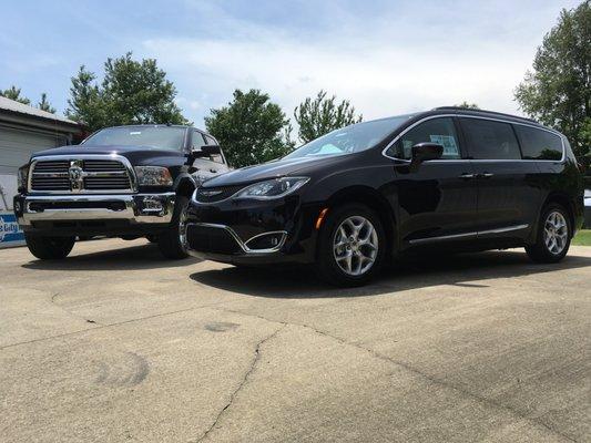 Ram 2500 and Chrysler Pacifica on display at the Jane's Saddlebag Wine Festival