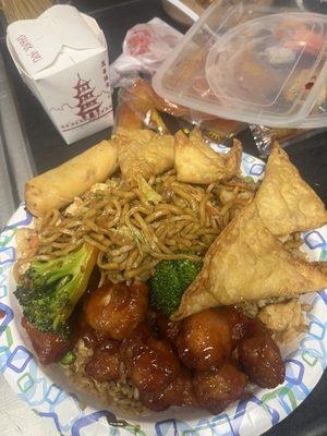 General tso, combination lo mein, crab ragoon, and egg roll, combination fried rice ( FED 4 PEOPLE)