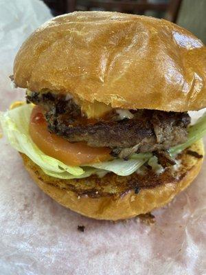 Didn't expect a deli cheeseburger to be this good. Sizable patty on a toasted brioche bun w everything in it. Solid cheeseburger for $6.50