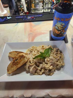 Chicken fettuccine Alfredo and garlic toast