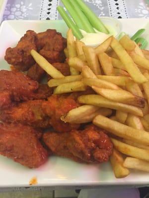 Hot Wings w/ French Fries