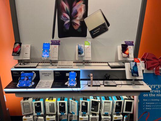 Samsungs phones are all displayed and demos devices are always on unlike at most stores