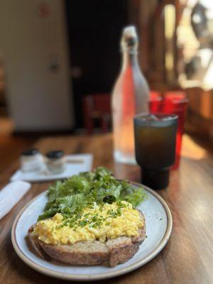 Soft scrambled egg tartine