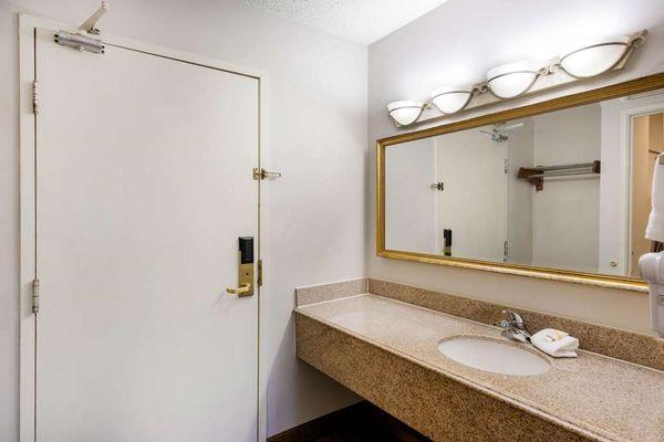 Guest room bath