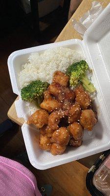 C4. White meat Sesame Chicken Lunch Special