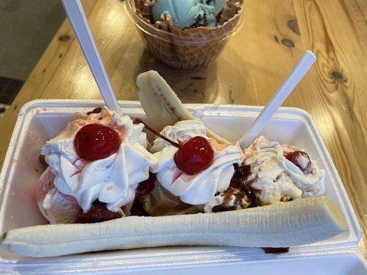 Awwww yay banana split