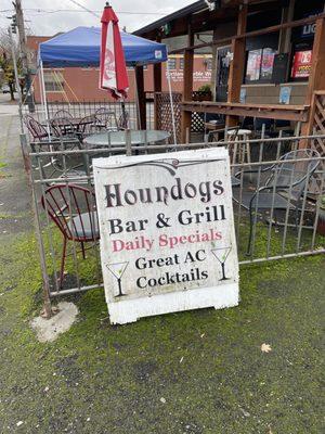 Houndog Bar & Grill