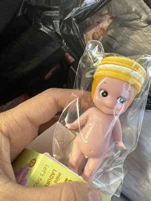 They sell fake Sonny angel!! The skin of the Sonny angel is sooo pink!!