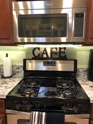 Delicus White granite with a white and gray subway tile backsplash.  I loved the ligher backsplash over brown. Smart Stick Tiles - diy.