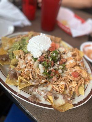 Shredded chicken nacho with pico de gallo n sour cream n guacamole