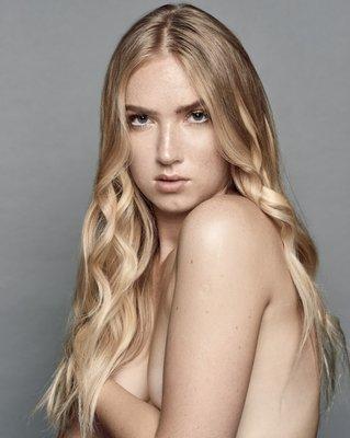 [Aušrinė] This look illuminates with varying soft blonde hues, giving this wavy sombre a mean streak.