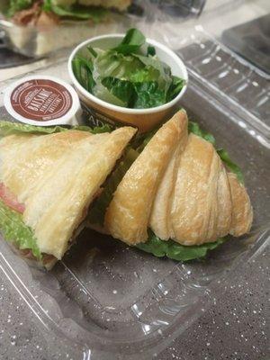 Croissant sandwich with roast beef