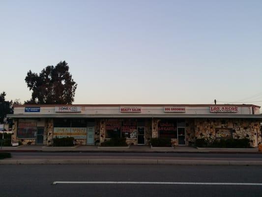 Mary Lee's Beauty Salon in the middle. Do you see it?