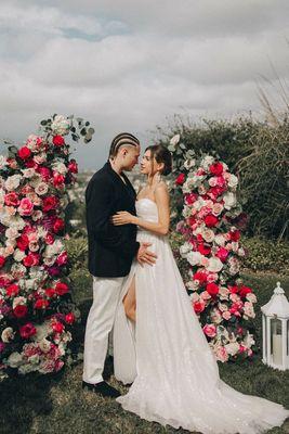 A wedding flower arch is one of the most important decorations and attributes of a wedding.