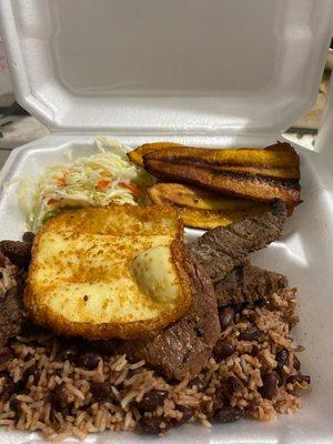 Carne asada, gallo pinto, maduro, y queso frito