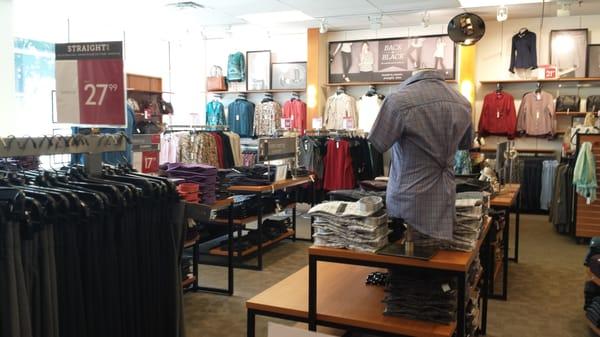 Van Heusen in Williamsburg Premium Outlets