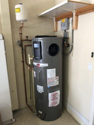 Ultra efficient hybrid water heater that uses the air around it to heat the water.