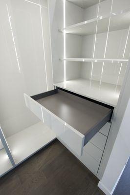 Auto closing drawer system