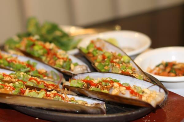 Oc Mong Tay Nuong Mo Hanh (Grilled Razor Clams with Buttered Green Onion)