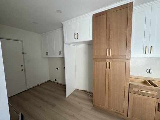 Two tone cabinet
 Top is white 
 Bottom Oak shakers