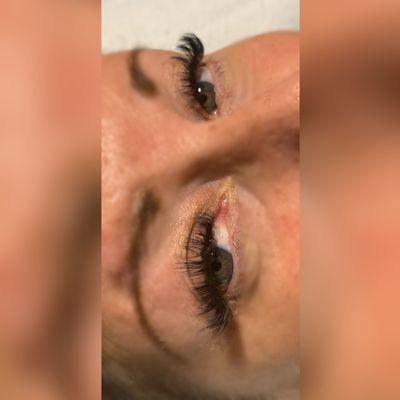 Full set of light volume lash extensions