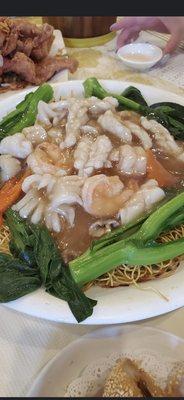 Seafood fried noodle