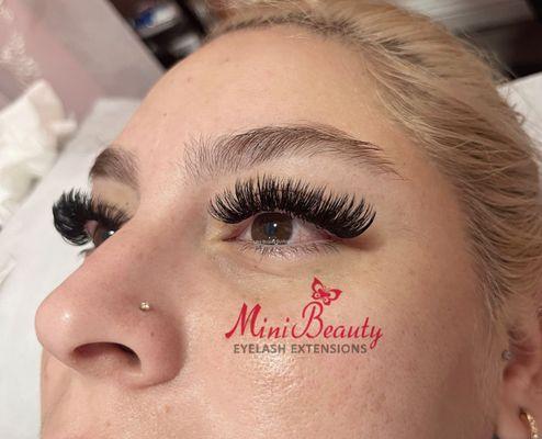 Hybrid lashes  done by Mini Beauty Eyelash