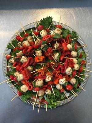 Skewered peppers and marinated mozzarella balls