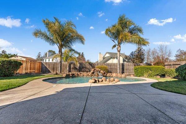 Beautiful backyard with lots of space to entertain!