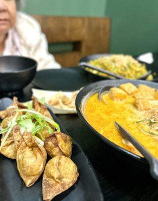 Pangsit goreng & seafood laksa