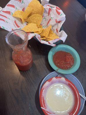 Chips, queso and salsa